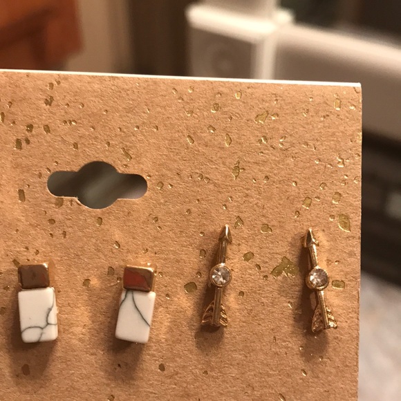 NWT. Set of 6 pairs of Earrings - Picture 4 of 6